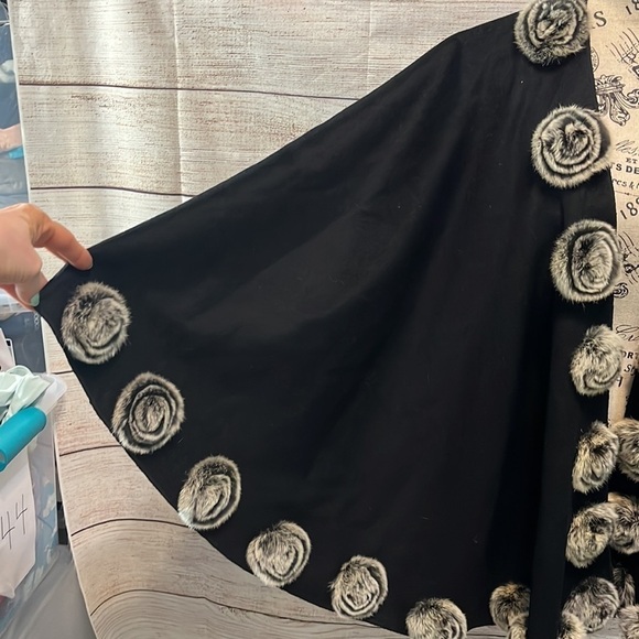 Black Cape Rex Rabbit Fur Rosettes No Sleeves One Size Elegant Roses - Picture 4 of 8